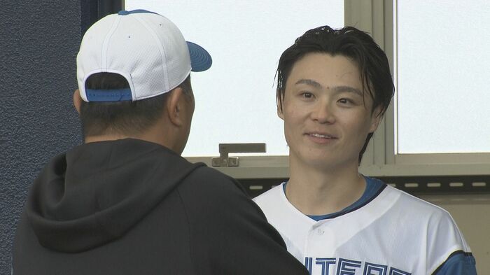 山本昌氏から1時間を超える熱血指導を受け、充実感を滲ませる山崎福也投手