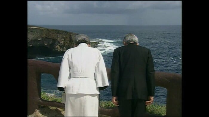 平成17（2005）年6月　バンザイクリフで黙礼される両陛下