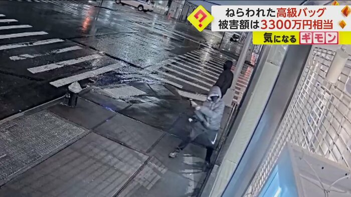 ショーウィンドーを前にハンマーを振りかざす男(NYPD Crime Stoppers)