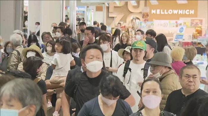 保安検査場前から長い列が続いていた
