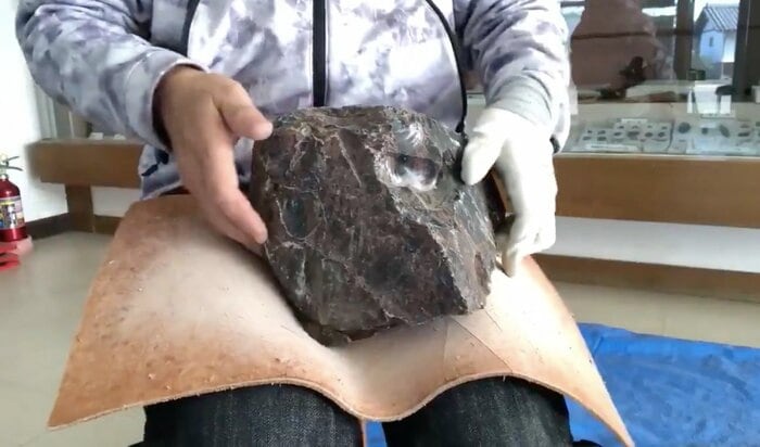 黒曜石の大きなかたまり(提供:岩宿の石器さん)