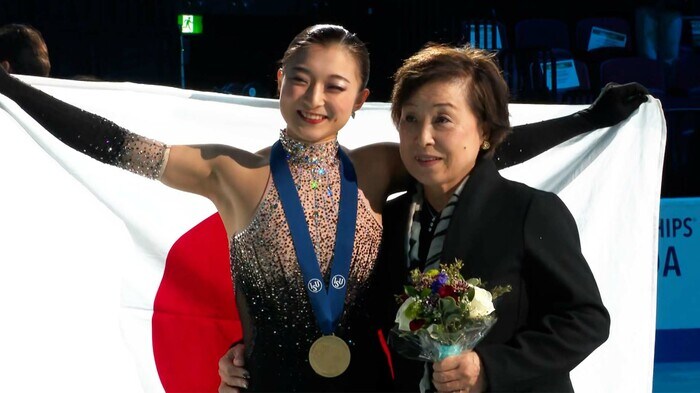中野園子コーチと笑顔で記念撮影(2024年世界選手権)