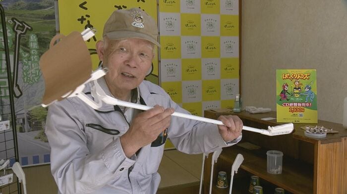 「ぱっくりん」の使い方を手ほどきする浜村さん