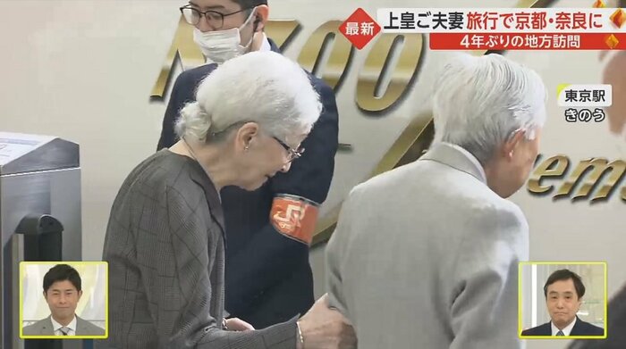 臨時専用列車に乗り込まれる