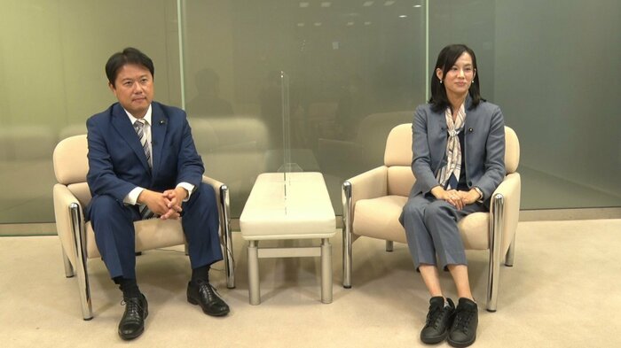 取材に応じた「都民ファーストの会」新代表・森村隆行氏(左)と成清梨紗子都議