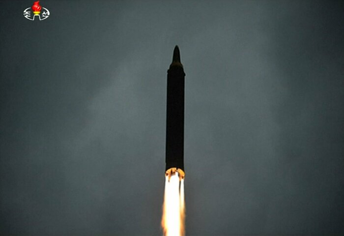 火星12型長中距離弾道ミサイル(2017年)ブースターは液体推進一段式 メインの噴射口の周りに姿勢制御用のバーニアが4個噴射しているのが見える