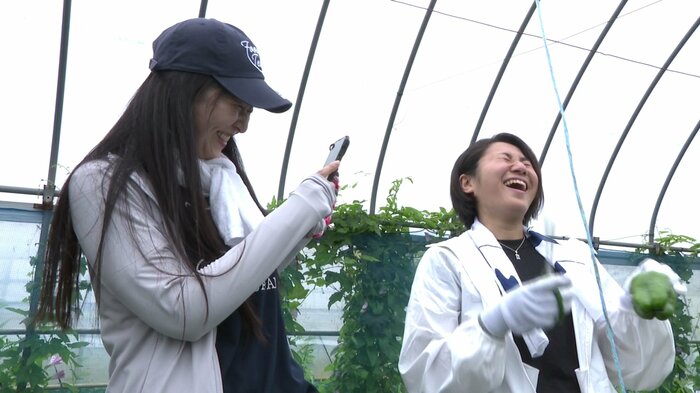 「秋田に来て本当に楽しかった」と話す田代舞さん（右）