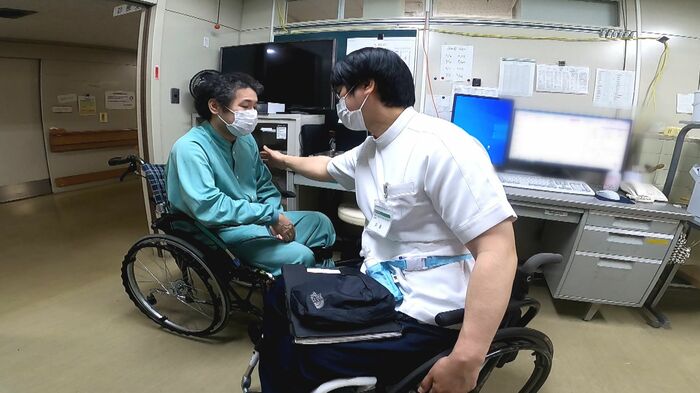 診察する加藤医師