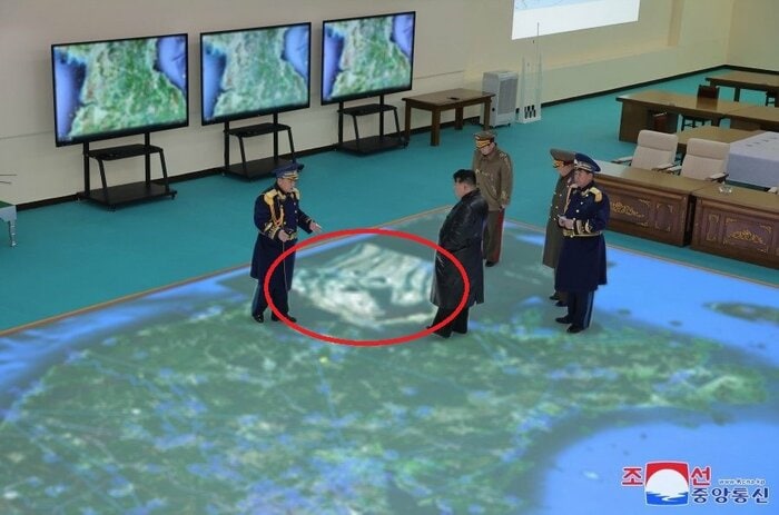 「作戦指揮所と作戦方案研究室」を訪問した金総書記赤丸は在韓米軍のTHAAD迎撃ミサイルシステム配備エリア(NKニュースによる)(朝鮮中央通信・11月30日)