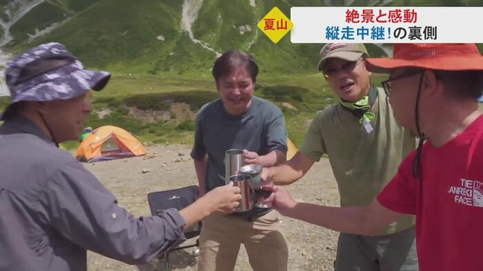 還暦を迎えた仲間を祝い乾杯