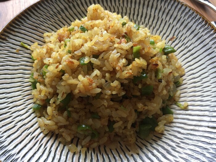 冷ご飯で作るパラパラチャーハン(筆者撮影)