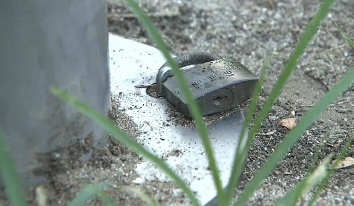 ポールには南京錠がついているが…