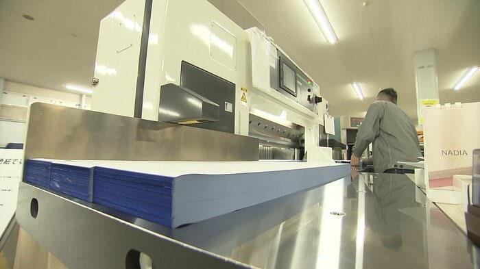 色紙の裁断は手作業
