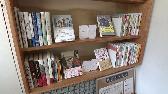 売り場の本棚にはテーマごとに店主おすすめの本が並ぶ