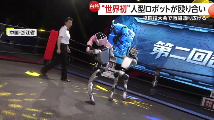 ローキックを食らわせるピンクの選手
