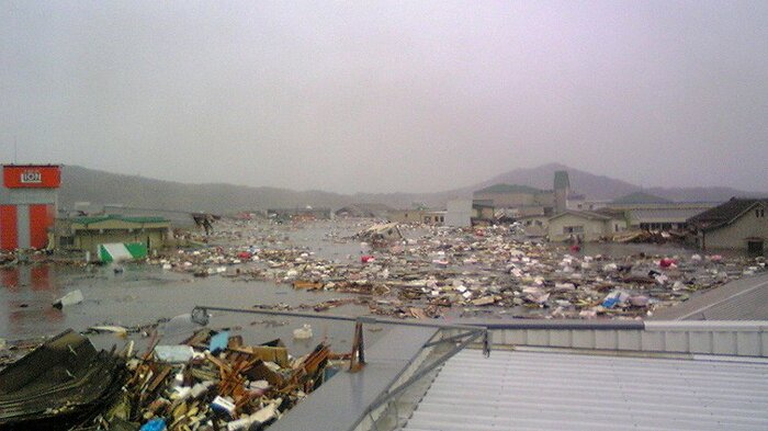 ドラッグストアの屋根から見た光景。ここで約28時間救助を待った (©LOVETONIPPONPROJECT)