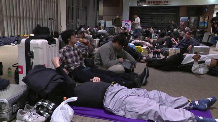 約7000人が空港内で夜を明かした