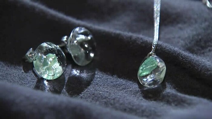 アワビの貝殻を生かしたアクセサリーを製造