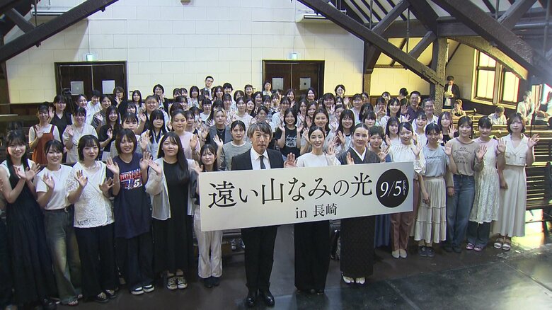 広瀬すずさん、吉田羊さん長崎へ　映画「遠い山なみの光」の試写会で平和への祈り　地元の大学生と原作の朗読会も　学生の悩み相談に「一歩勇気を持つことは素敵なこと」｜FNNプライムオンライン