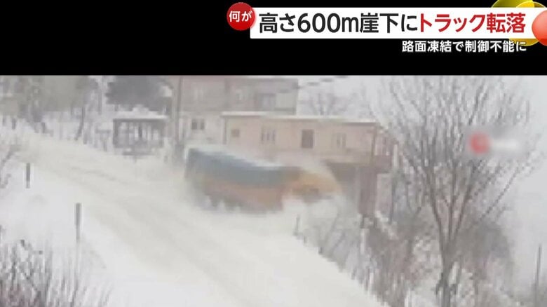 大型トラック転落の瞬間…雪を吹き飛ばしながら斜面に突っ込み“600ｍ崖下”へ　ドライバーは命に別条なし　トルコ｜FNNプライムオンライン