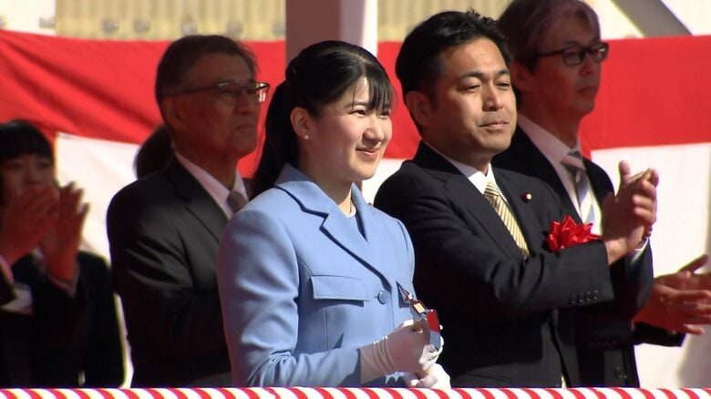 愛子さまが斧でロープを切り笑顔…海洋調査船の進水式に水色の装いで出席　単独公務は約5カ月ぶり｜FNNプライムオンライン