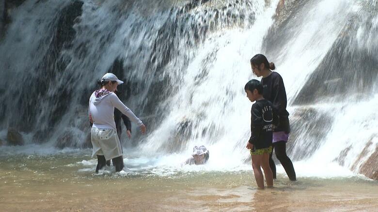 水しぶきで涼を満喫！「妹背の滝」で水遊び　家族連れで賑わう　広島・廿日市市｜FNNプライムオンライン