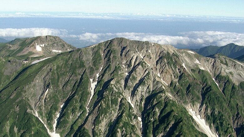「雪渓で動けなくなった」北アルプス白馬岳で遭難　岐阜県の69歳男性と愛知県の48歳女性をヘリコプターで救助　2人ともけがなし　装備が不十分だったか｜FNNプライムオンライン