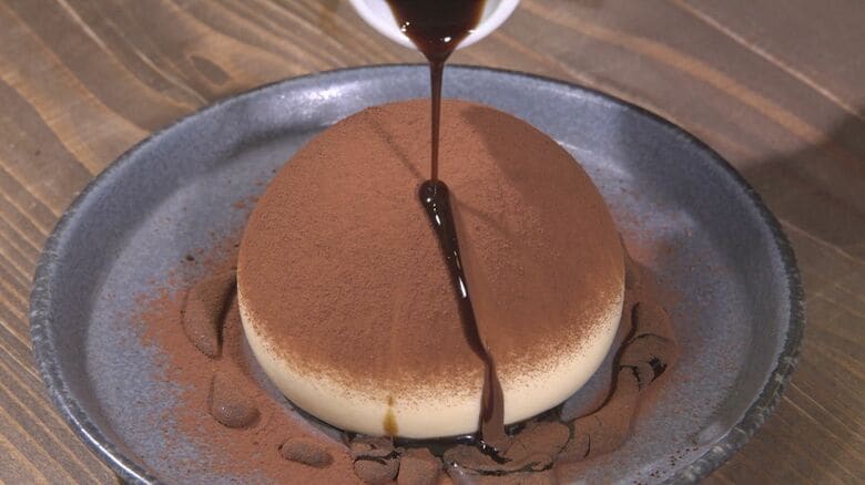 辛さの後に食べたい甘さ…スパイスカレー店で話題の『丸いティラミス』ソースが弾かれる動画がSNSでバズる｜FNNプライムオンライン