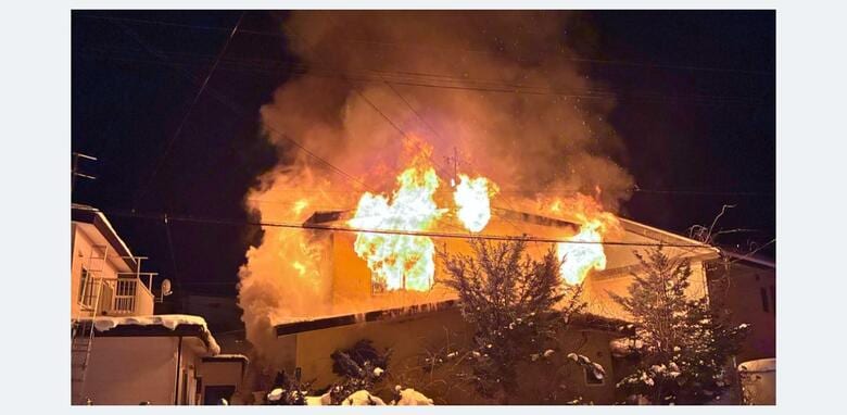 【速報】真っ赤に燃え上がる“激しい炎”函館市東山2丁目の2階建て住宅が焼ける_中学校から北東に約700メートルの住宅「住宅の2階から炎と煙が出ている」ケガ人なし〈北海道函館市〉｜FNNプライムオンライン