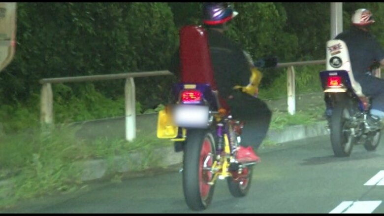 逮捕された柿沼昭容疑者(43)。赤いシートのバイクが特徴的だ(神奈川県警提供)