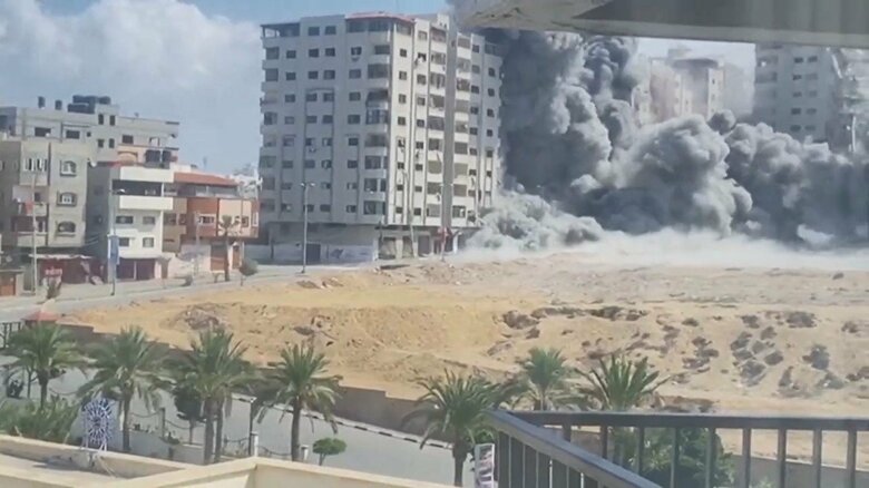 イスラエル軍はガザへの空爆を続けている(12日 パレスチナ自治区・ガザ)