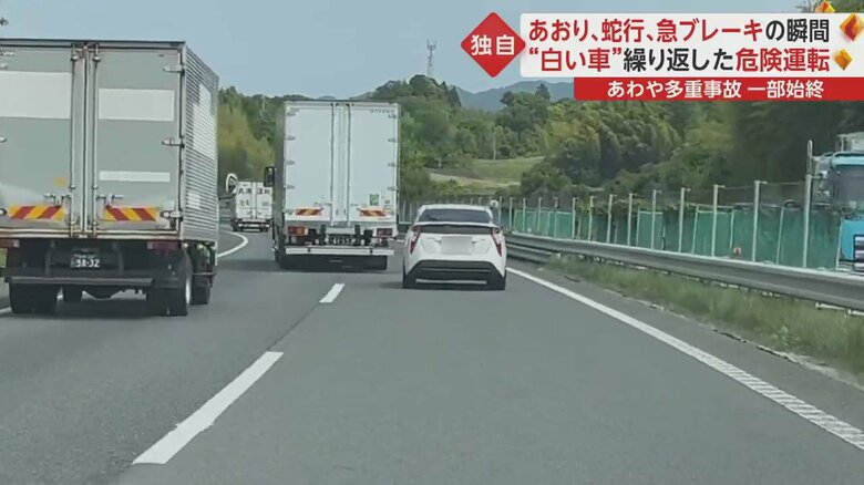 トラックが車線変更すると、白い車は加速