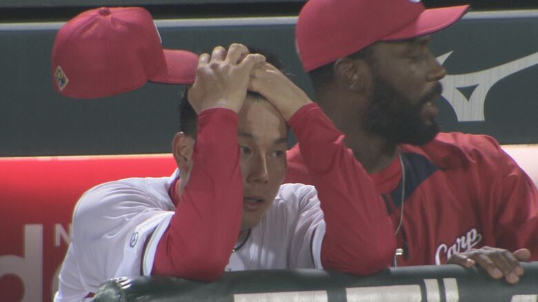 ベンチで頭を抱える栗林良吏