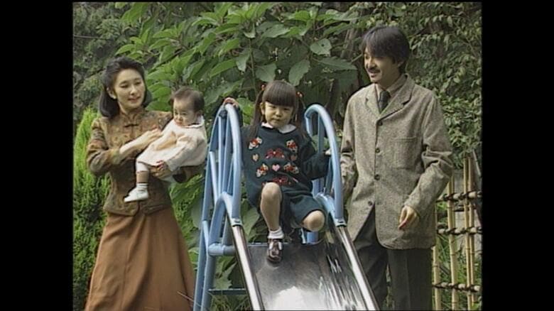 平成7（1995）年11月 秋篠宮邸の庭で遊ぶで 小室眞子さんと佳子さま