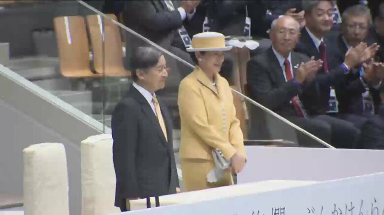 開会式に出席された両陛下