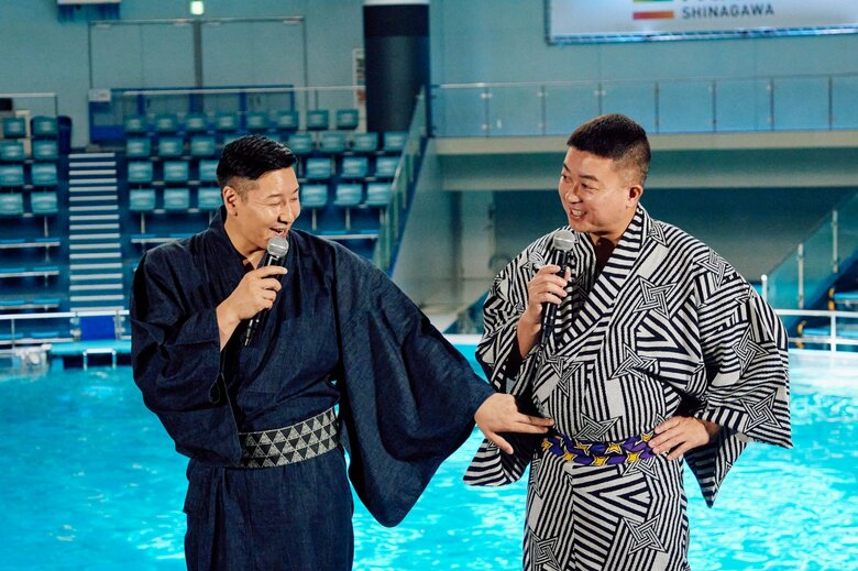 松尾さん(右)のおなか回りを指して「貫禄ありすぎやろ!」と突っ込む長田さん