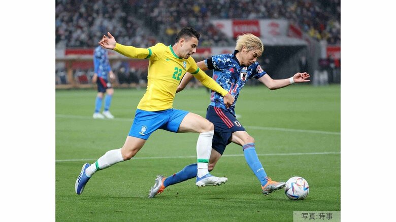 ブラジルとの強化試合でドリブルで攻め込む伊東