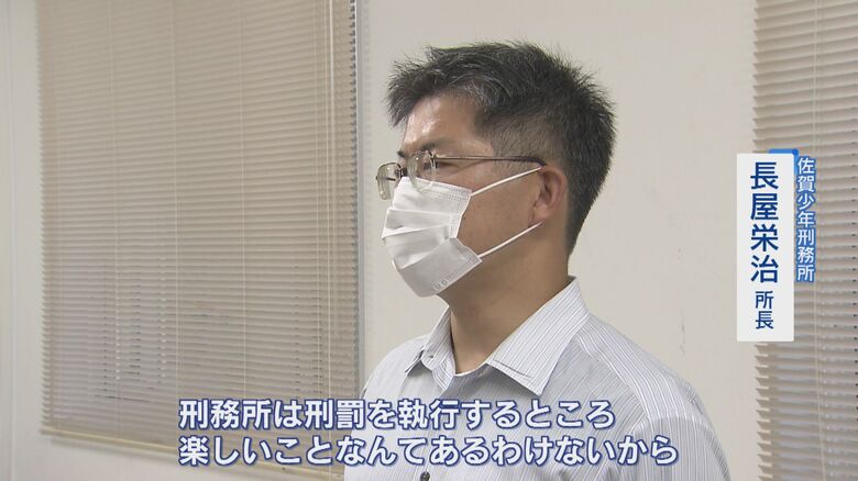 仮釈放を迎えた受刑者に訓示する長屋所長