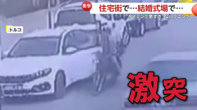開いた乗用車のドアにバイクが激突した瞬間（IHA）