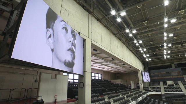 縦3.5メートル、横6メートルの大型ビジョン