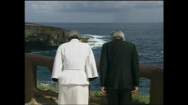 平成17（2005）年6月　バンザイクリフで黙礼される両陛下