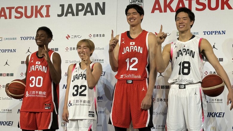 左から馬瓜エブリン、宮崎早織、渡邊雄太、馬場雄大（16日、都内ホテルでの会見）