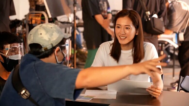 カメラマンと打ち合わせするはるかさん