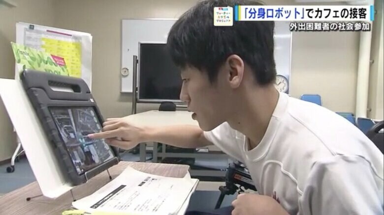 ロボット操作の研修を受ける川本さん