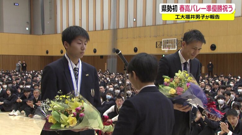花束を受け取る西田靖宏監督と堤凰惺主将