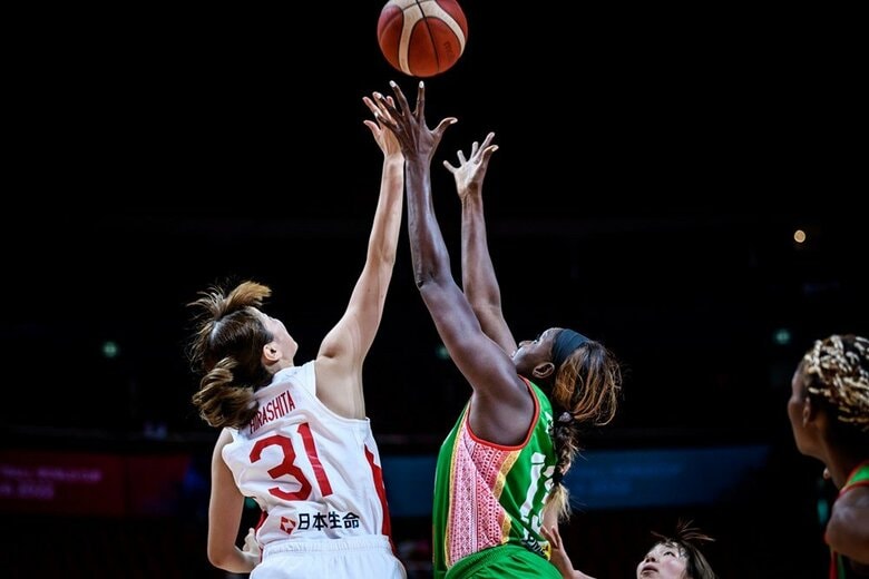 チーム最多17得点を決めた最年少・平下愛佳選手（C）FIBA