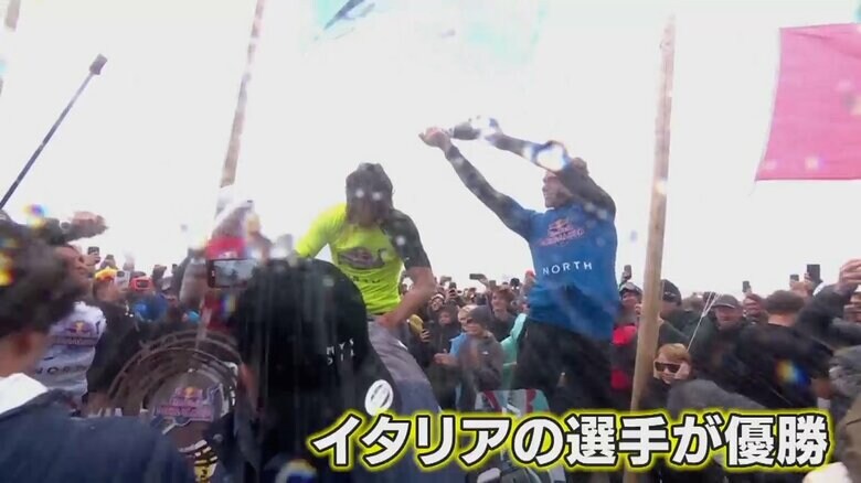 祝福のため飲み物を浴びせられる、優勝したイタリアの選手