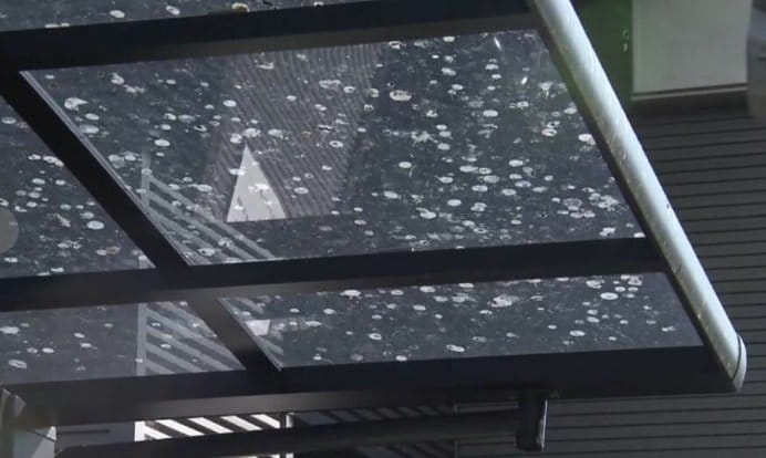 カーポートの屋根にこびりついたハトのフン　大阪・住吉区　2019年撮影