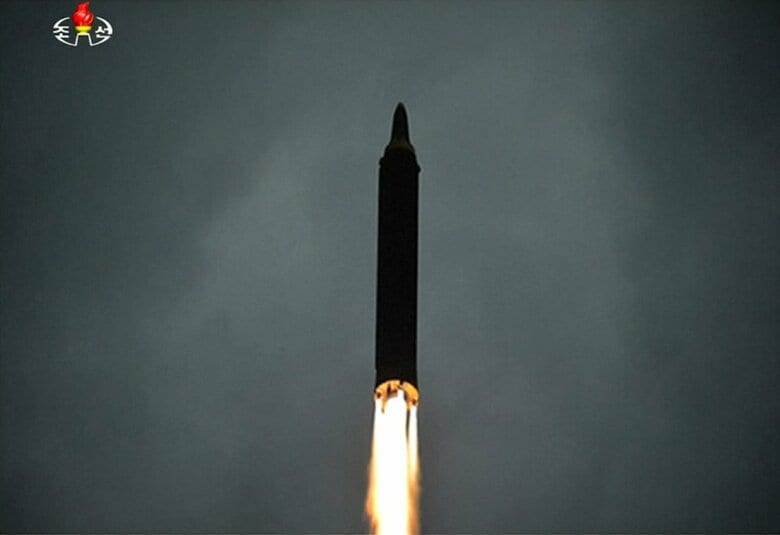 火星12型長中距離弾道ミサイル（2017年）ブースターは液体推進一段式　メインの噴射口の周りに姿勢制御用のバーニアが4個噴射しているのが見える