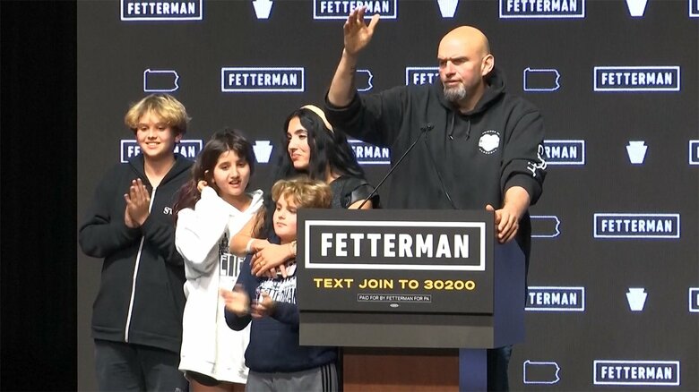 当確が伝えられ、支持者らの前に登場したフェターマン氏